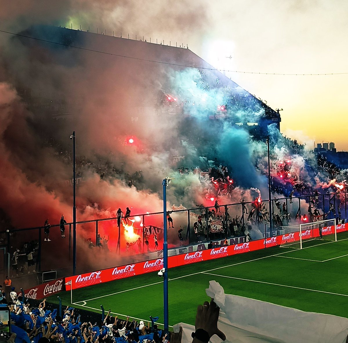 Acá estamos para bancarla , la mejor hinchada del
País . Esto no es moda.