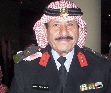 وطنّا مانبيعه مثل من باعوا ولا نعطيه
أسامينا على صحراه مرسومة و مطبوعة 

صبرنا فيه يوم إنه دهور وهالكٍ ظاميه
شحيح الماء هَمَاج ولا يبل الكبد قرطوعه

صبرنا فيه حَفْيا والخلا بأقدامنا نطويه
وحزّمنا البطون ولا ذبحنا الجوع في جوعه

-خلف بن هذّال-