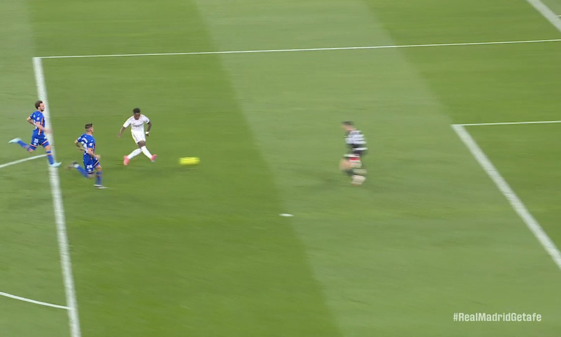 Vini jnr fails to score in a 1v1 situation