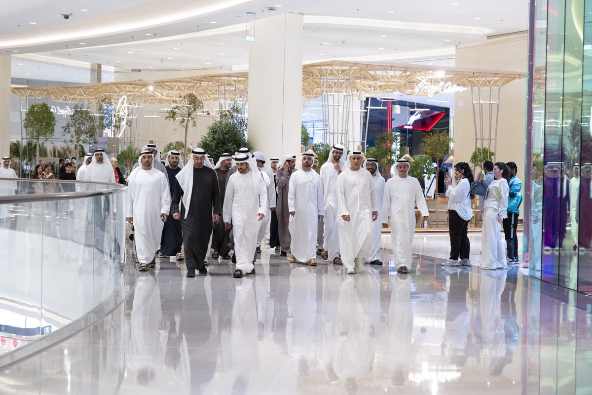 بالتزامن مع إعلان وزارة الدفاع نجاحها في اعتراض الصواريخ ..

يخرج رئيس دولة الإمارات 🇦🇪 والقائد الأعلى لقواتها المسلحة بين عامة الشعب في دبي مول في مشهد يتجاوز الرمزية إلى التحدّي الصريح ورسالة: 

" بأن سماء الإمارات وأرضها تحت سيادةٍ كاملة محفوظة بعون اللّٰه أولا ثم بسواعد