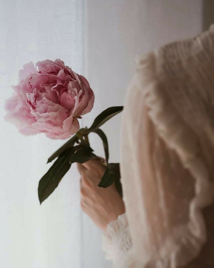 Nasıl da büyüdü kalbimin yarımlığı
Ve hiç bir yarı, tamamlayamadı bu yarımı...
                                 Furuğ Ferruhzad