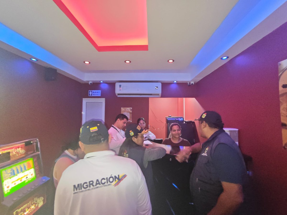 MigracionCol's tweet image. 📍#Valledupar | En una jornada especial dirigida a casinos y establecimientos de juegos de azar, articulada con la @AlcaldiaVpar, verificamos el cumplimiento de la normativa migratoria, especialmente lo relacionado con el reporte de extranjeros en la plataforma #SIRE