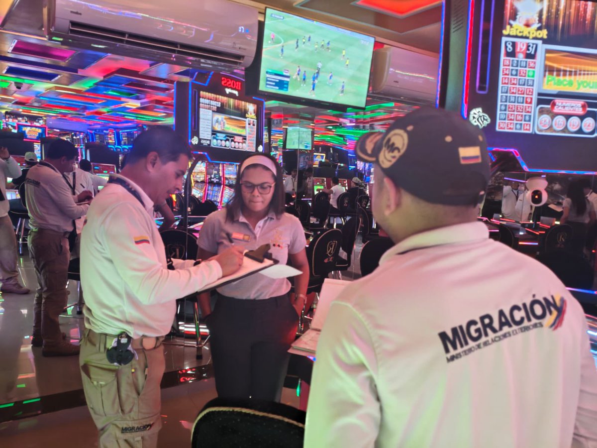 MigracionCol's tweet image. 📍#Valledupar | En una jornada especial dirigida a casinos y establecimientos de juegos de azar, articulada con la @AlcaldiaVpar, verificamos el cumplimiento de la normativa migratoria, especialmente lo relacionado con el reporte de extranjeros en la plataforma #SIRE