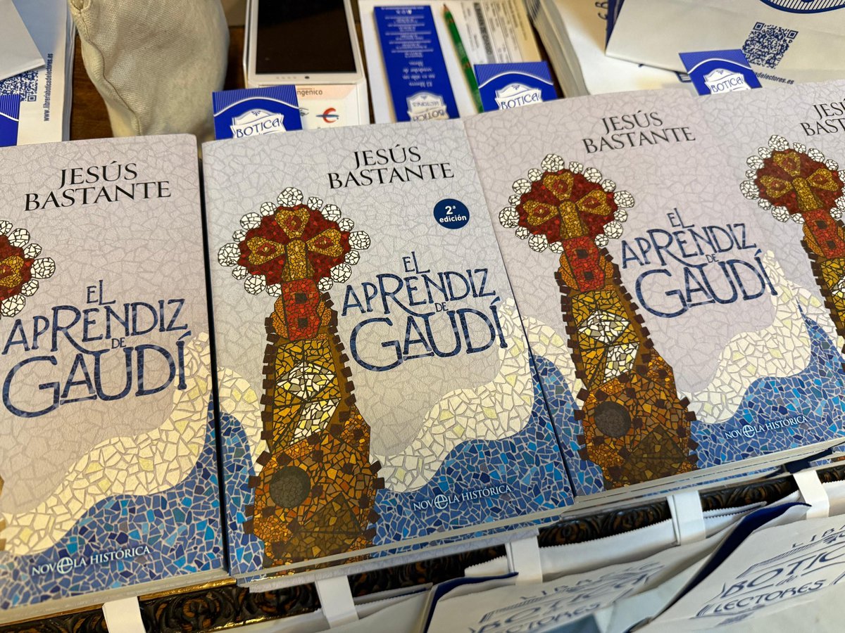 ArzobispoSaiz's tweet photo. En el Ateneo de Sevilla ha tenido lugar la presentación de la novela “El aprendiz de Gaudí”, de Jesús Bastante. Narra una historia de amor y arte ambientada en los primeros años de la construcción de la Sagrada Familia. ¡Enhorabuena! https://t.co/66NzcDfDfn