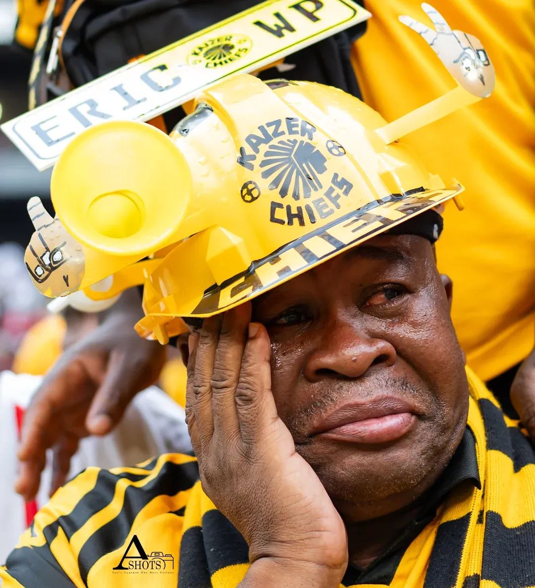 MVProJileka's tweet photo. Sad part about these pictures, I know this grootman personally. He travelled from Ceres in the Western Cape to FNB Stadium, Soweto, Johannesburg to watch the #SowetoDerby

That's approximately 13h 10m (1 290KM) drive.
He is a taxi boss / owner. What about his dignity? Football is cruel 💔