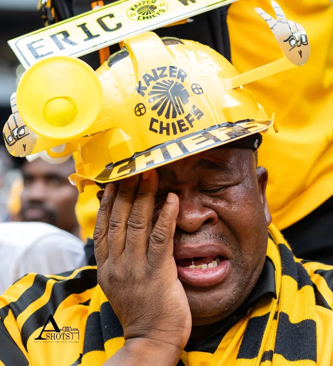 MVProJileka's tweet photo. Sad part about these pictures, I know this grootman personally. He travelled from Ceres in the Western Cape to FNB Stadium, Soweto, Johannesburg to watch the #SowetoDerby

That's approximately 13h 10m (1 290KM) drive.
He is a taxi boss / owner. What about his dignity? Football is cruel 💔