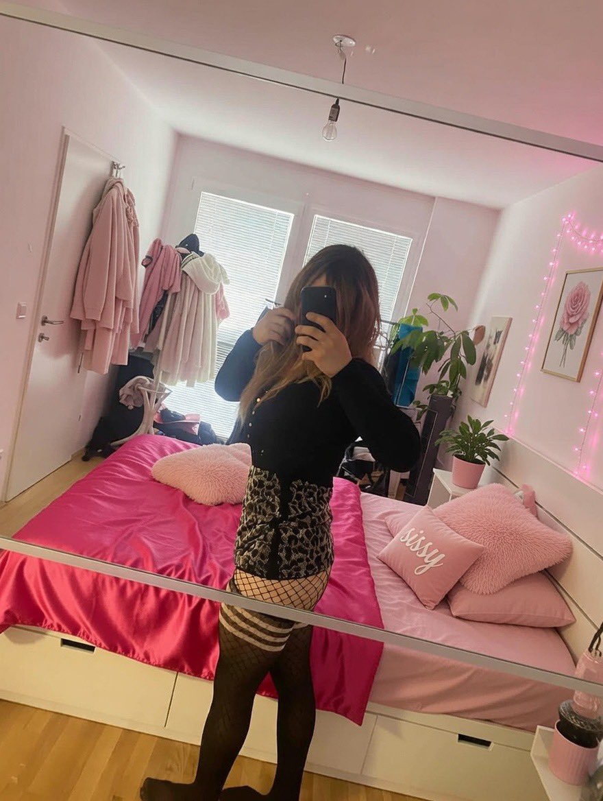 Elisa_ria6's tweet photo. Under this skirt is my new smaller, more inverted pink cage. DM me if you want to see the hot pics I took and take a look under my skirt.

#SissyBBC #SissyBNWO #BNWO #Femboy #Sissy #whiteboy #Feminization #Goon #Gooning #BBCSissy #SissySlut #Sissychastity #chastitysissy https://t.co/OrlGsHDDEi