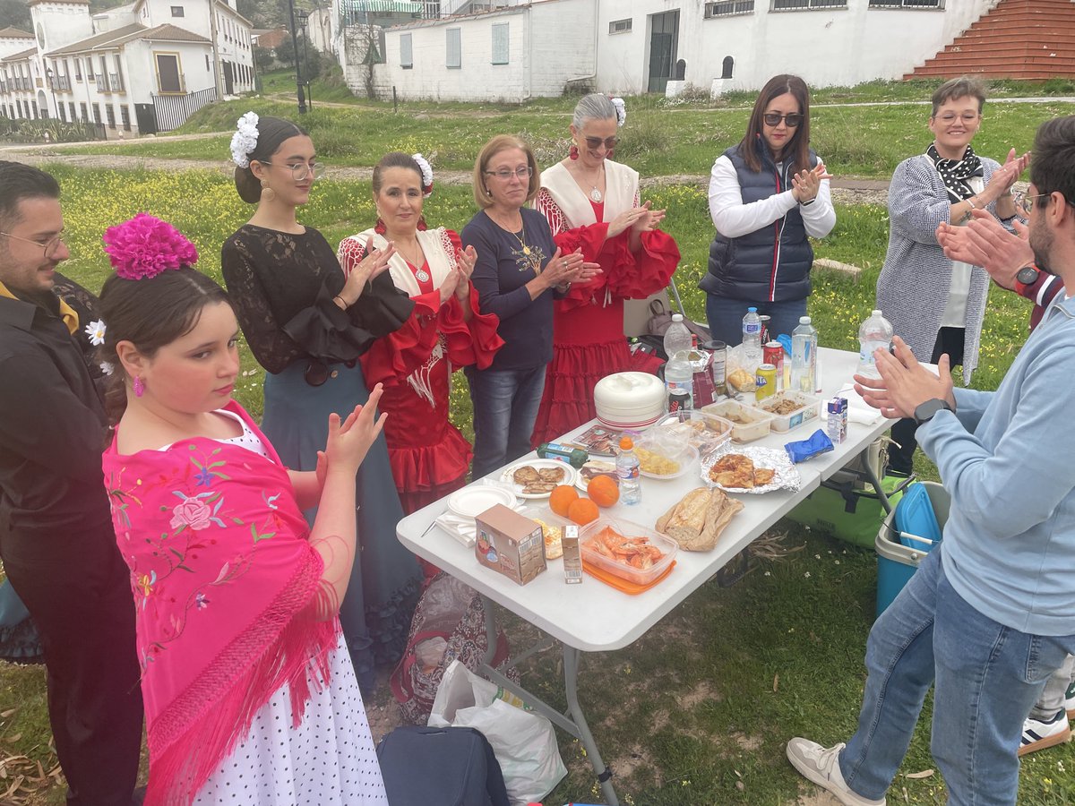 IsaNestares's tweet photo. Compartimos con l@s andujareń@s preparativos de la #RomeríaVirgendelaCabeza para disfrutar de forma segura y saludable del camino que llevará a miles de peregrin@s hasta #LaMorenita #ReinadeSierraMorena el último
fin de semana de abril @Luisa1511699 @canalsur @canalsaludaldia https://t.co/hVi1jUHWes