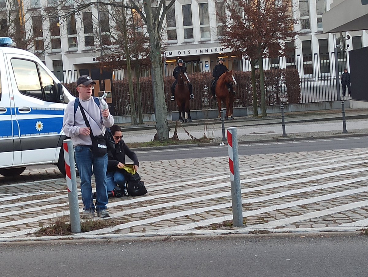 Mausebaer17's tweet photo. #b0203 Kundgebung: "Netanyahu in Berlin?": Warum stehen Pferde vor dem Innenministerium in Berlin? Stehen die da immer rum? Der am Sonntag (1.3.26) so schwer verletzte Torsten Kirschke (Bündnis 90/die Grünen)  ist jedenfalls wieder da. https://t.co/FzFsexG6P8