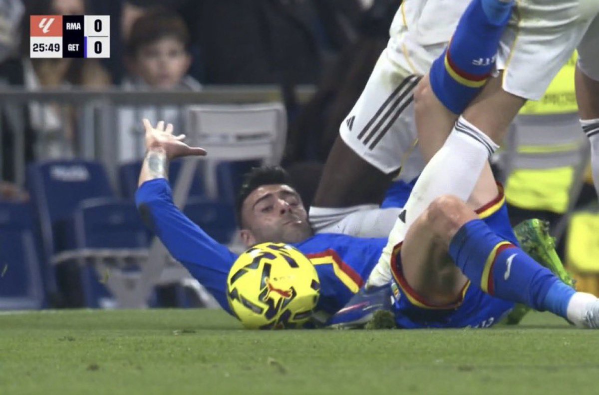 Puñetazo al rostro y… NADA
Rodillazo al rostro y… NADA

Juegan con otras reglas. 

Ser anti-madridista es un DEBER MORAL.