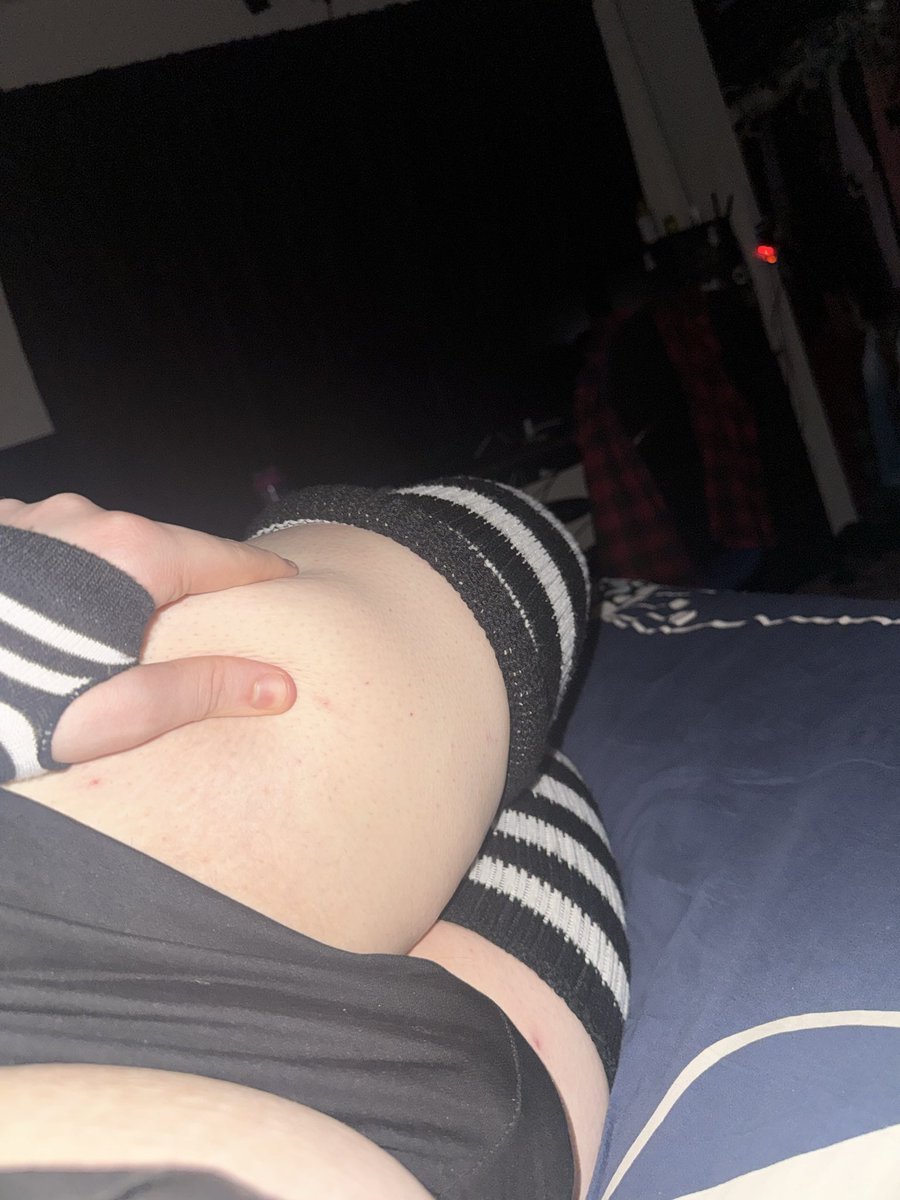 KittyenMurr's tweet photo. Happy Monday 😴

#femboy #thighs #cute #kawaii https://t.co/PpF6VO6Wf9