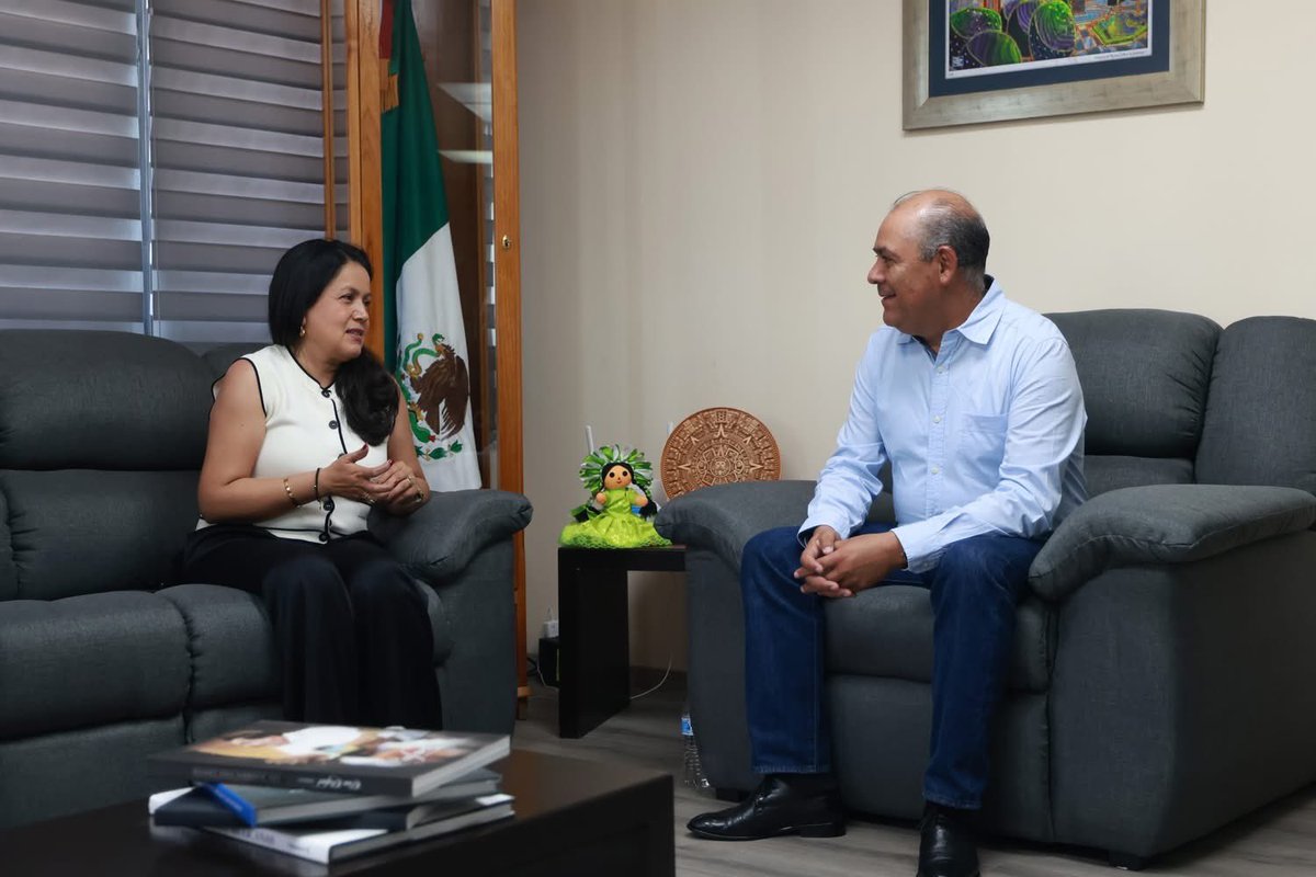 RosendoAnaya's tweet photo. Recibimos en la #SEDEA a Maricruz Arellano titular de la Secretaría de Gestión Delegacional  de Corregidora, para presentarle los programas del @gobqro que tenemos para el sector y fortalecer la coordinación que nos permita trabajar en equipo en favor de la gente del campo. https://t.co/BgMz53tm6R