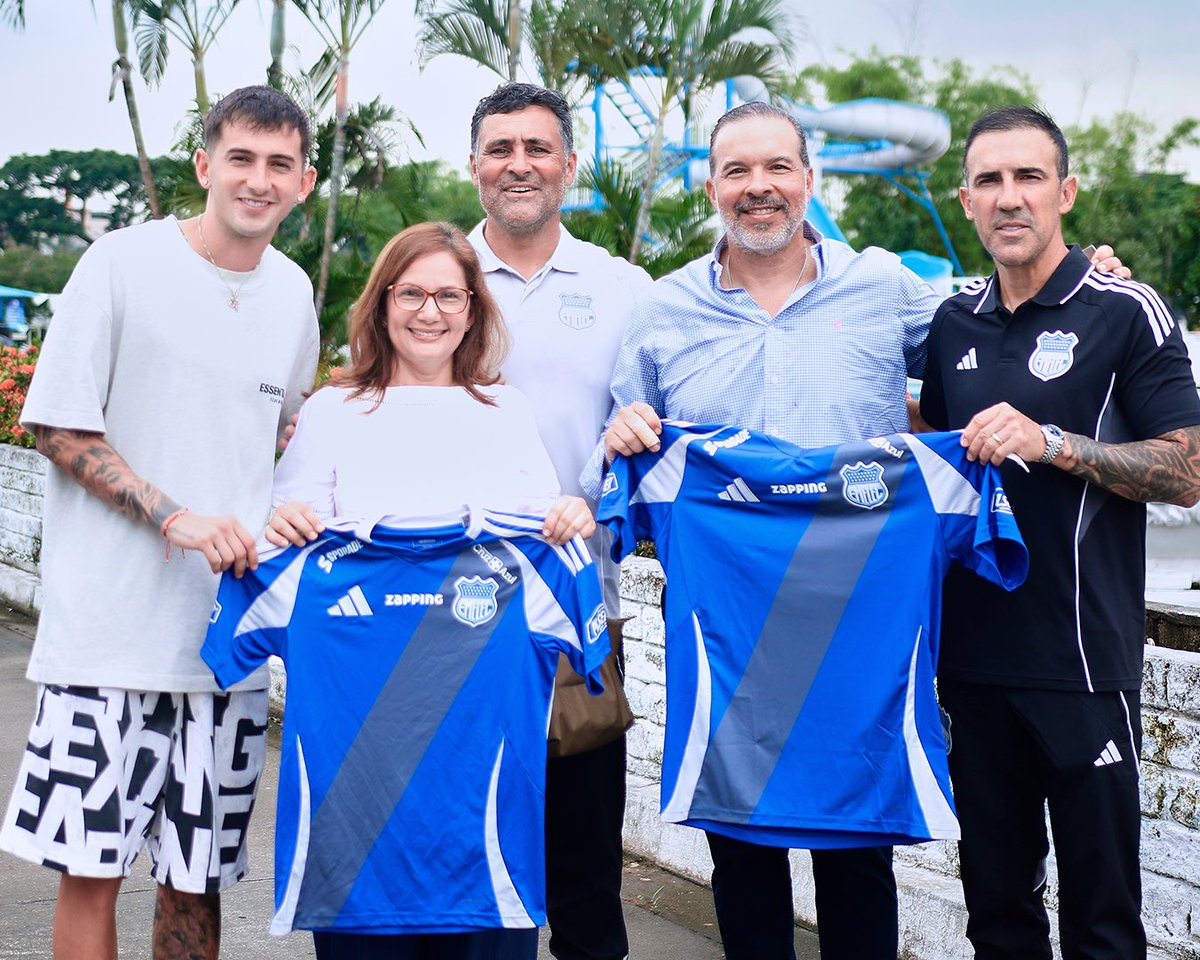 El día de hoy recibimos la visita del Cónsul de Uruguay, Sr. Luis Fernando Trujillo, en nuestro Complejo de Los Sámanes 🇺🇾💙

Durante su recorrido, compartió un grato momento con nuestros jugadores uruguayos y sostuvo un diálogo cercano con nuestro director técnico Vicente