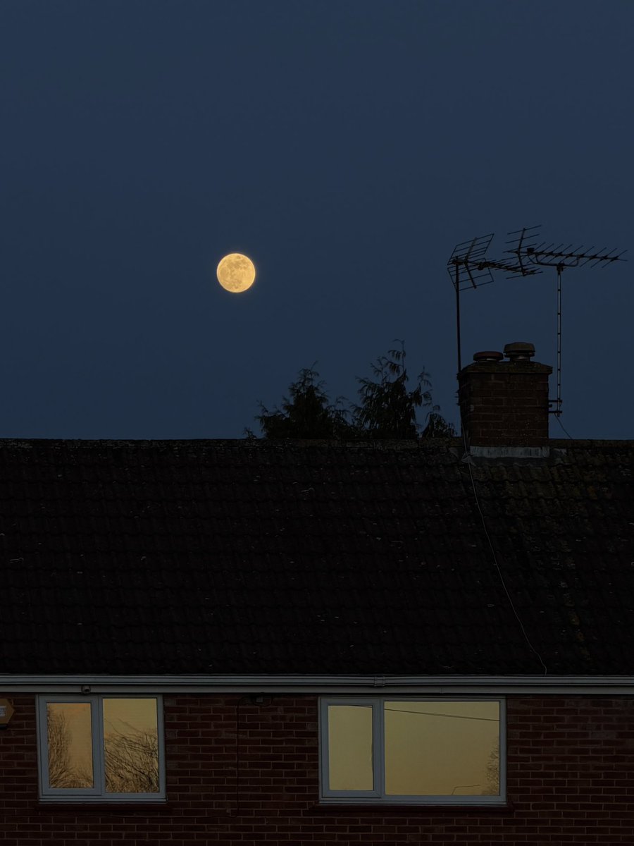 the reflection of the sunset in the windows 🥹