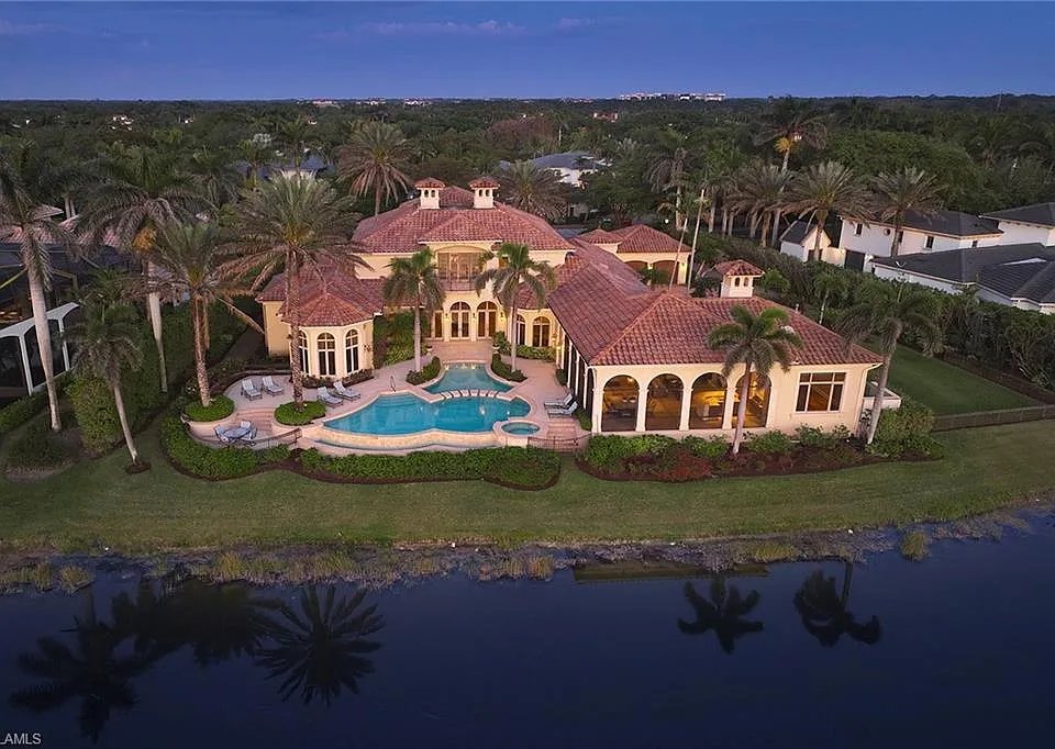 GolfRealtyLINKS's tweet image. Fabulous FLORIDA Golf Course Home Listing!          
Naples, FL / Grey Oaks Country Club 
5 BR / 6+ BA / 6890 SQ FT / $8,950,000                             
Links Living Link &amp;gt;LinksLiving.short.gy/PRNXGA 
 #luxurygolfliving | #golfhomes | #golfcommunity