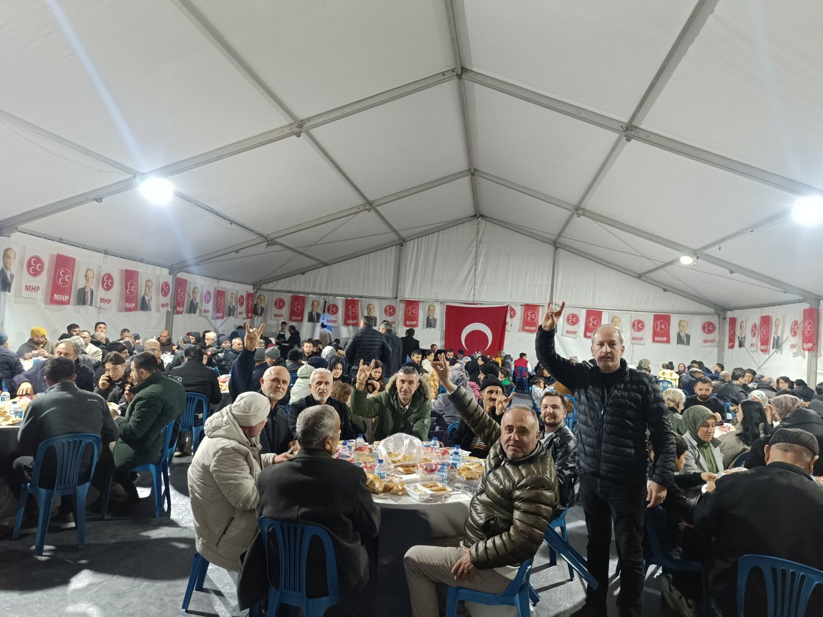 mhparnavutkoy's tweet photo. Milliyetçi Hareket Partisi Arnavutköy İlçe Başkanlığı olarak kurduğumuz iftar çadırımızda Ramazan’ın 12. gününde de gönüller bir, sofralar bir oldu.
Hemşehrilerimizle aynı duaya âmin demenin huzurunu yaşadık. Rabbim birlik ve beraberliğimizi daim, sofralarımızı bereketli eylesin. https://t.co/jgWfYjZ5Fr
