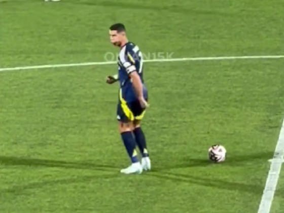 Dg10Xd's tweet photo. @Elsebas37986702 @Crackbol10 Y como excusas esto del camello? O cuando se froto la camiseta del al hilal en la entrepierna o cuando le rompio el celular a un niño cuando jugaba en el Man. United. Asi son las bicholocas de doblecaras? 😆 https://t.co/DrYJjJsfN3