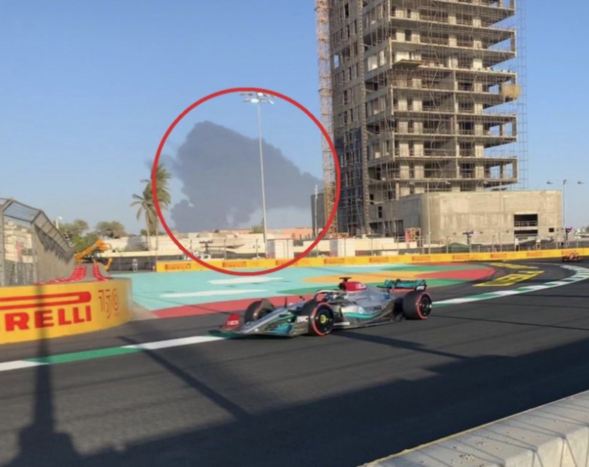 Con todo esto de la guerra en Medio Oriente, cuando cayó una bomba cerca de Jeddah en 2022 y la Fórmula 1 justo estaba practicando, Helmut Marko salió a declarar:

“Max estaba un poco más relajado al respecto. Checo Pérez está un poco asustado, pero vivir en la Ciudad de México