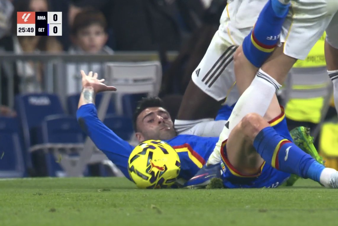 RICO is screaming out EXTREMELY LOUD RÜDIGER PLANTED HIS KNEE IN HIS FACE!

Hope he is fine