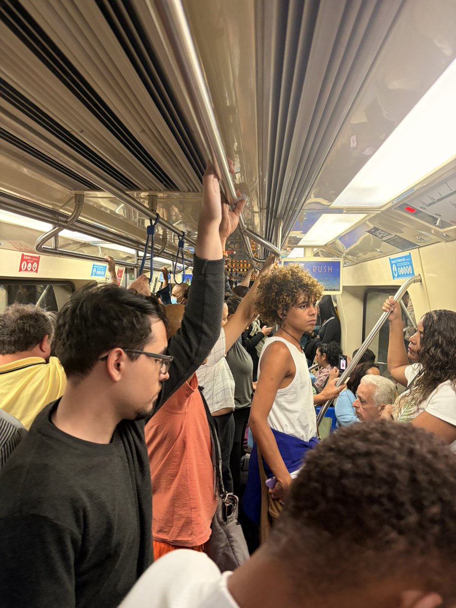 Nunca pensei q ia pegar metro as 17h
