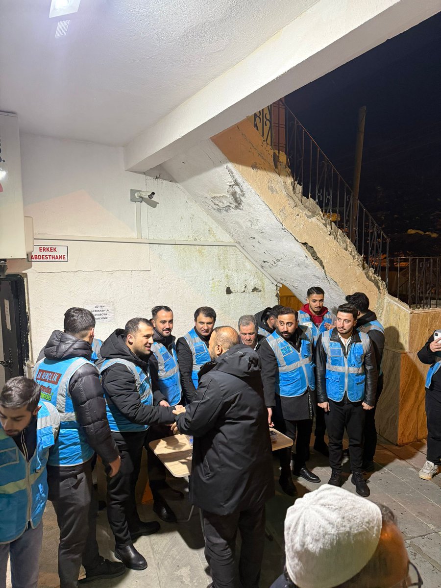 turgaykurtkan's tweet photo. 📍 Teravih Sonrası Tatlı İkramı 🌙

Merkez İlçe Başkanımız Sn. Turgay Kurtkan ve Gençlik Kolları Başkanımız Sn. Vahit Orak’ın katılımlarıyla, AK Gençlik teşkilatımızla birlikte teravih namazı sonrası hemşehrilerimize tatlı ikramında bulunduk.

Ramazan’ın bereketini ve kardeşlik iklimini paylaşarak gönül gönüle sohbet ettik. Rabbim birliğimizi ve muhabbetimizi daim eylesin. 🤍
@T_Bedirhanoglu @EnginGunceoglu @Ntanglay
