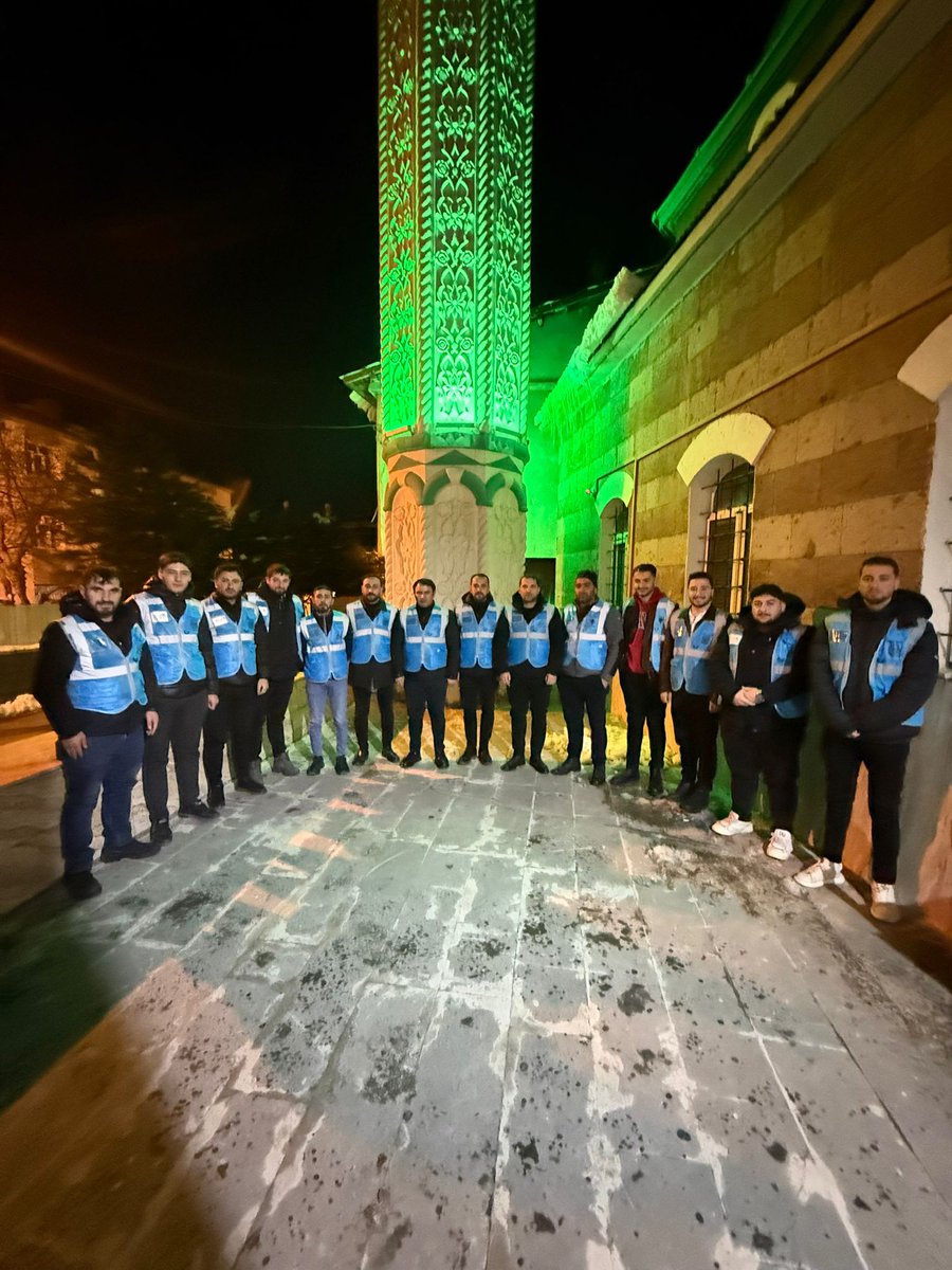 turgaykurtkan's tweet photo. 📍 Teravih Sonrası Tatlı İkramı 🌙

Merkez İlçe Başkanımız Sn. Turgay Kurtkan ve Gençlik Kolları Başkanımız Sn. Vahit Orak’ın katılımlarıyla, AK Gençlik teşkilatımızla birlikte teravih namazı sonrası hemşehrilerimize tatlı ikramında bulunduk.

Ramazan’ın bereketini ve kardeşlik iklimini paylaşarak gönül gönüle sohbet ettik. Rabbim birliğimizi ve muhabbetimizi daim eylesin. 🤍
@T_Bedirhanoglu @EnginGunceoglu @Ntanglay