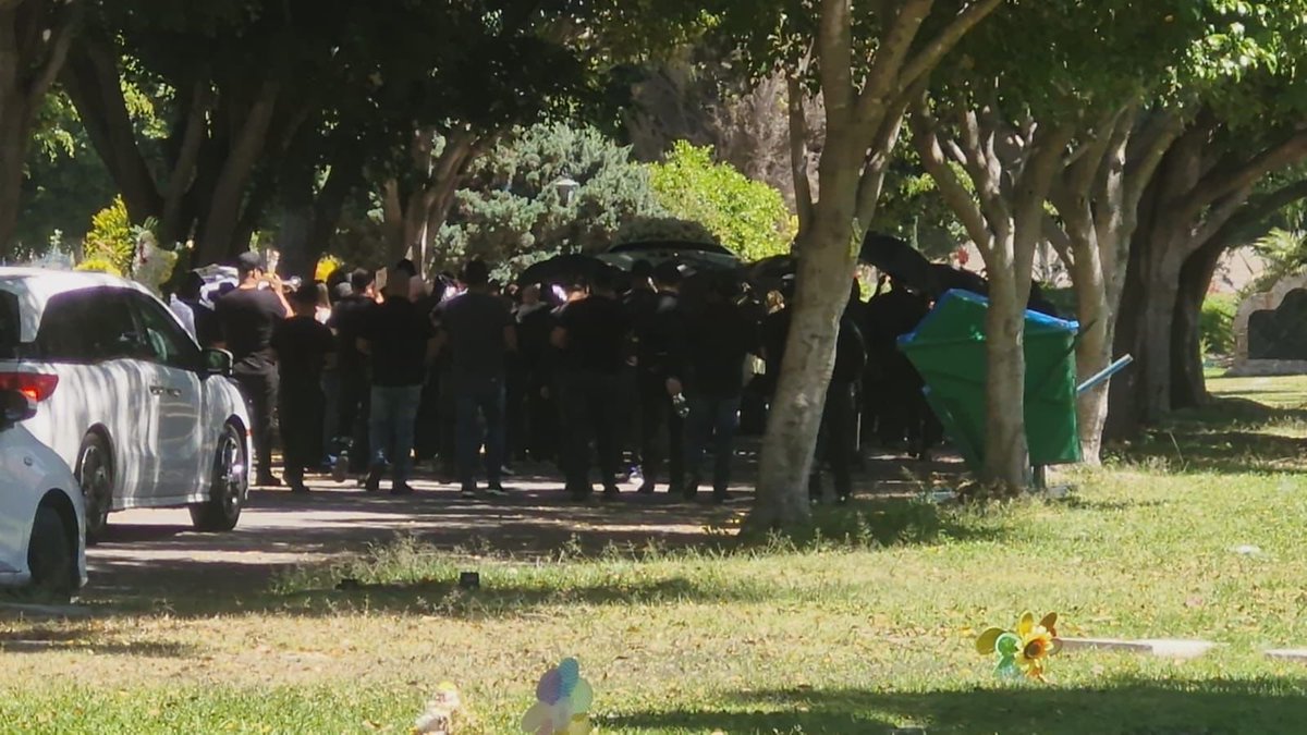 azucenau's tweet photo. 🚨Fuerte operativo en funeral atribuido a ‘El Mencho’ en Jalisco

Con un despliegue de alrededor de 80 elementos de la Guardia Nacional, el Ejército Mexicano y la Policía estatal, se realizó en Zapopan el funeral atribuido a El Mencho, en el panteón Recinto de la Paz, en el cruce de Av. Aviación y Santa Margarita.

El cortejo llegó a las 12:02 horas con dos carrozas y arreglos florales visibles. A su arribo a la capilla, el féretro fue recibido con música de banda mientras se efectuaban las maniobras para su ingreso y posterior traslado al área de inhumación.

Durante todo el servicio, autoridades mantuvieron vigilancia en accesos y al interior del cementerio. La circulación en la zona registró presencia policial constante.

📹🗞️Usi Toledo vía @Radio_Formula