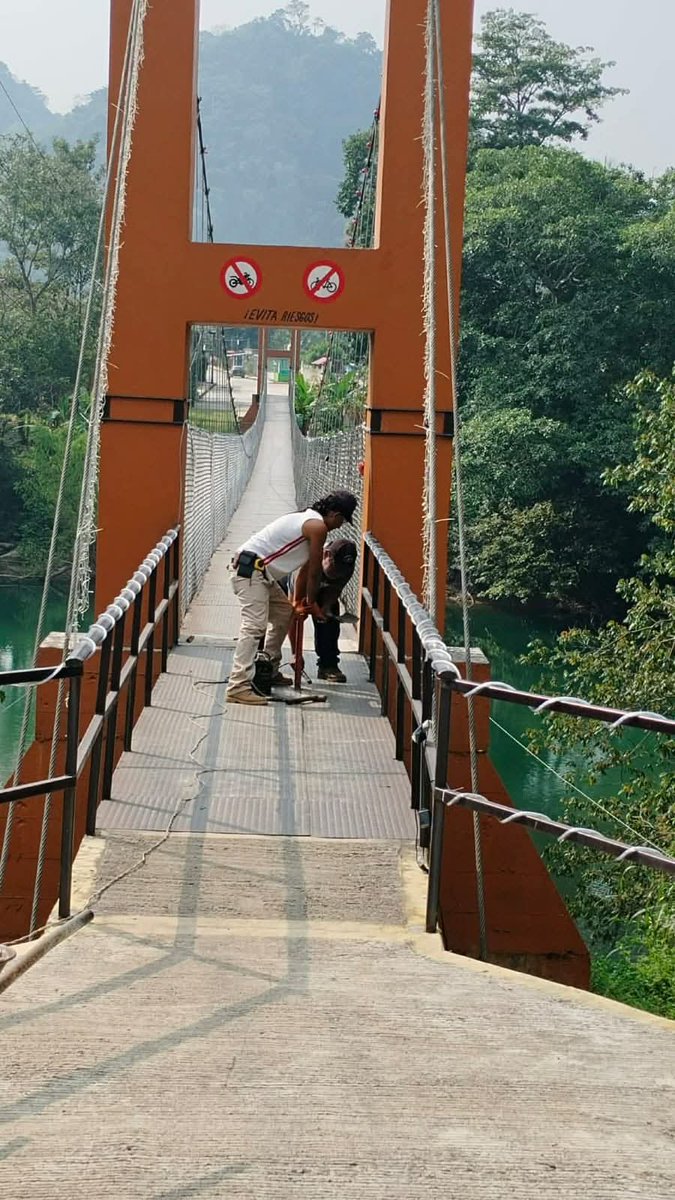 ELPINERO's tweet photo. #GENERALℹ | Habitantes de #Jacatepec reparan puente colgante ante falta de atención municipal
➡️ En una publicación difundida por la página “Jacatepec Digno”, pobladores señalaron que el propio pueblo tomó la iniciativa de soldar las láminas del puente
➡️ La denuncia generó diversas reacciones en redes sociales, donde habitantes expresaron preocupación por el estado de la infraestructura pública
NOTA: https://t.co/xbgtGHijDl