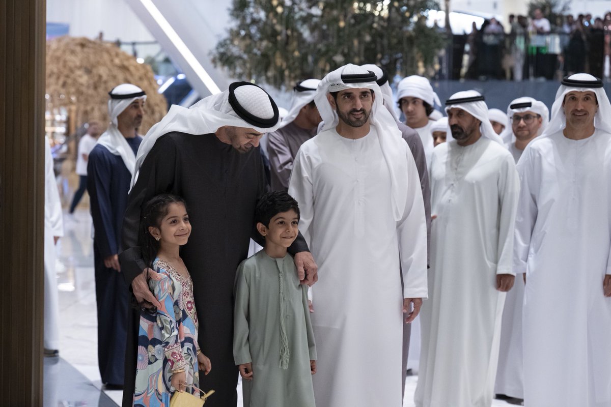 groupfazza's tweet photo. جولة صاحب السمو الشيخ محمد بن زايد آل نهيان رئيس الدولة "حفظه الله" في دبي مول يرافقه سمو الشيخ حمدان بن محمد بن راشد آل مكتوم، ��لي عهد دبي نائب رئيس مجلس الوزراء وزير الدفاع. https://t.co/xPYCWuTYIY