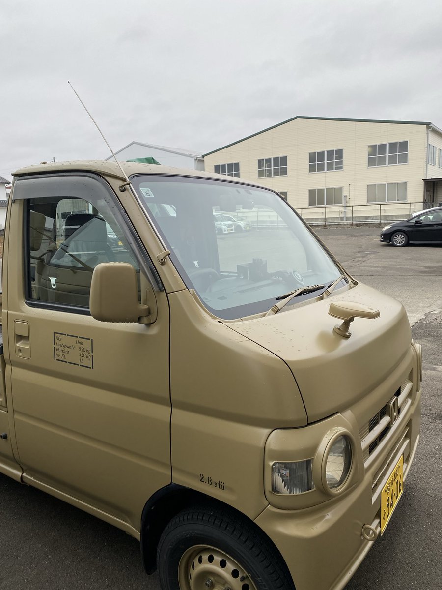 tamatetu's tweet photo. 二次大戦時のドイツ車両と言えば外せない"ノテックライト"
今回はマイ軽トラの為に2/3でCAD→3Dプリンターで制作。
色塗り大嫌いな爺だけどそうも言ってられないので手持ちのスプレー缶でベタベタと。
ベース底に磁石組み込んで取り外し自由です。
使わない時は車内でマップランプ・・・そうか！今は地図見ることもないんだよね〜。残念😢