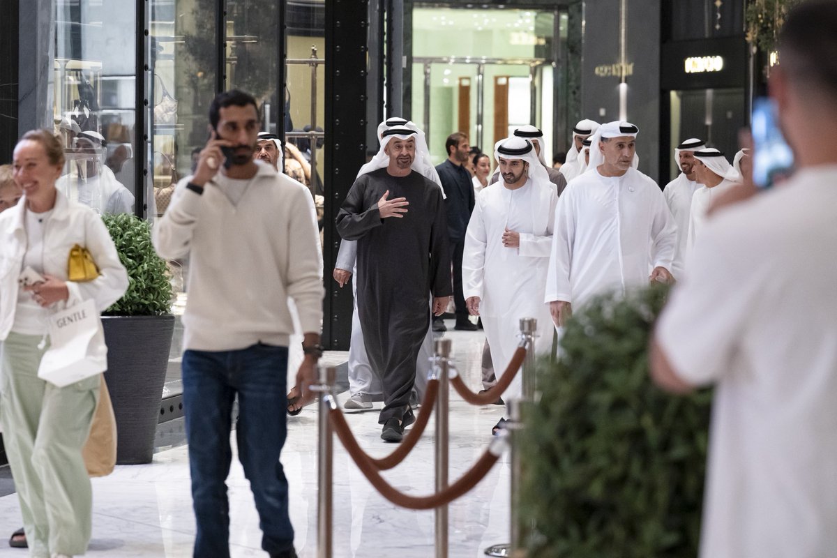 groupfazza's tweet photo. UAE President His Highness Sheikh Mohamed bin Zayed Al Nahyan, visited Dubai Mall, accompanied by His Highness Sheikh Hamdan bin Mohammed bin Rashid Al Maktoum, Crown Prince of Dubai, Deputy Prime Minister and Minister of Defence. https://t.co/Lw0Hi1X4Hr