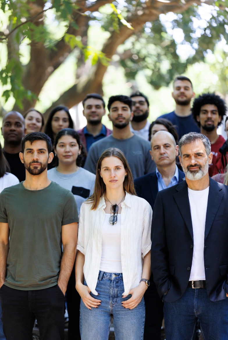 HumanistDog's tweet photo. All members of the species Homo sapiens are approximately 99.9% genetically identical. This means any two people differ at about 3 to 4 million positions, since the human genome has roughly 3.2 billion base pairs. That 0.1% difference accounts for all the variability we see in our species—from appearance, disease risk, personality, and physical performance to much more. Small genetic differences can produce large phenotypic differences.