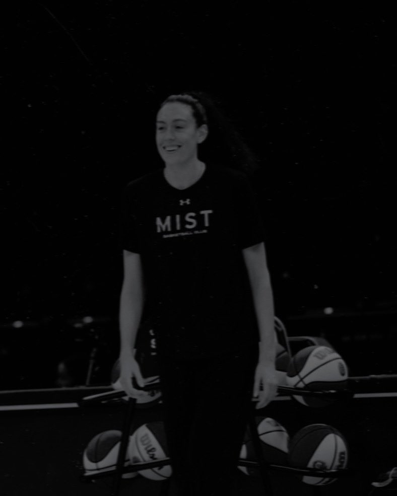 ; — Vibes high being back in my city. ♕