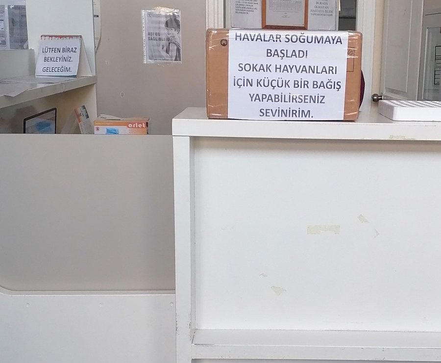 Başıboş hayvan besicileri hastaneye dükkan açmış.

Hastaneleri kedi köpek ahırına çevirdikleri yetmezmiş gibi bir de usulsüz bağış kutusu koymuş kedi köpek için para dileniyor. <a href="/saglikbakanligi/">T.C. Sağlık Bakanlığı</a>