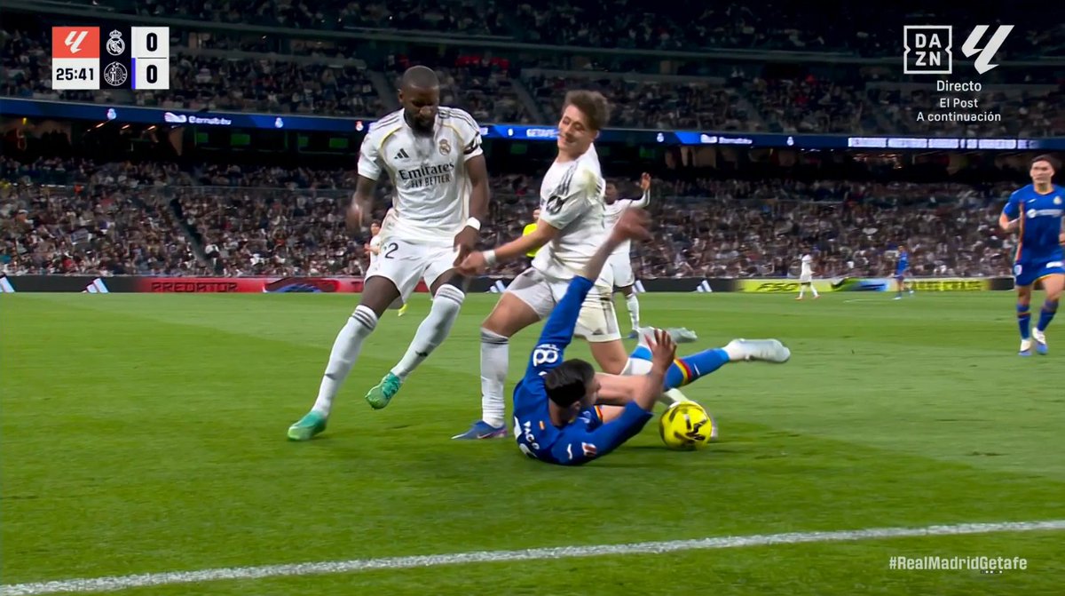 moh19si_'s tweet photo. ارشيف الفار :

تقنية الفيديو اغفلت عن طرد واضح للاعب ريال مدريد !!

رودييغر نظر بوضوح الى لاعب خيتافي وبالتالي يستحق تدخله بالركبة بطاقة حمراء مباشرة https://t.co/sNfM2u7T1l