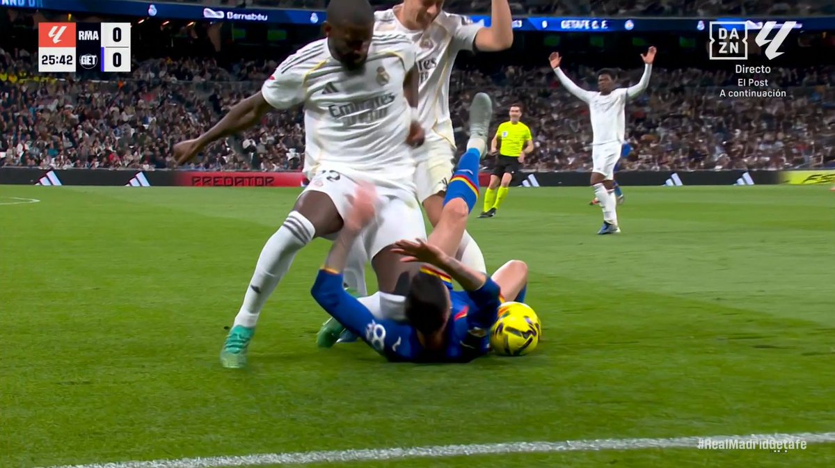 moh19si_'s tweet photo. ارشيف الفار :

تقنية الفيديو اغفلت عن طرد واضح للاعب ريال مدريد !!

رودييغر نظر بوضوح الى لاعب خيتافي وبالتالي يستحق تدخله بالركبة بطاقة حمراء مباشرة https://t.co/sNfM2u7T1l
