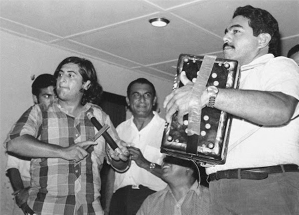 En el año 1972, Jorge Oñate partió en dos la historia del Festival de la Leyenda Vallenata al acompañar al acordeonero Miguel López hacia la consecución de la corona de Rey Vallenato cantando y tocando la guacharaca. Como cajero estuvo Pablo López.

panoramacultural.com.co/musica-y-folcl…