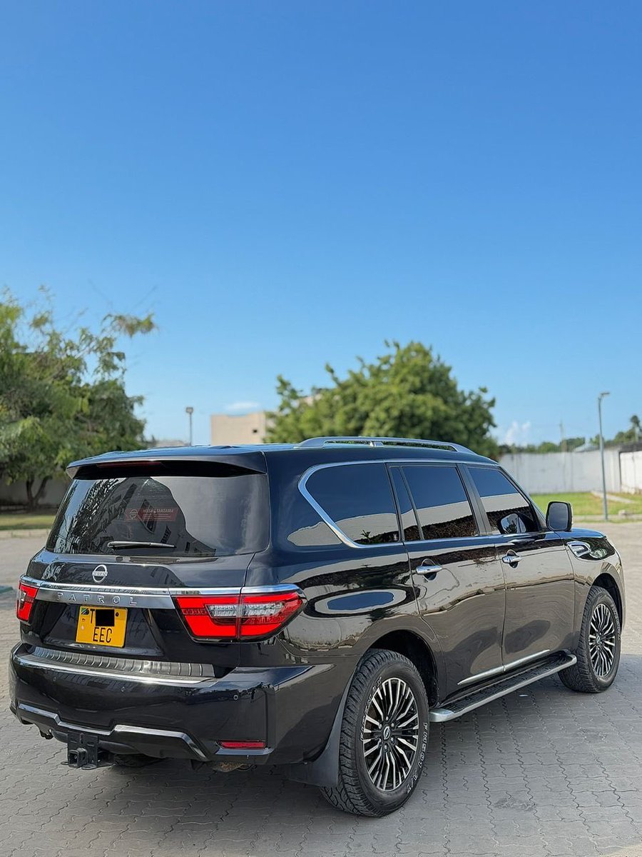 kixe_magari's tweet photo. NISSAN PATROL Y62
SPEC: platinum
Year: 2015 facelifted to 2020
Fuel: petrol
Seat: 7
Specs: crawl control, leather seats, heated seats, Bluetooth stereo, sunroof, rear entertainment system, 4WD diff lock system, led lights 

PRICE: 95,000,000/
Call 0786510837
EXCHANGE ALLOWED https://t.co/X5MyACvmAs