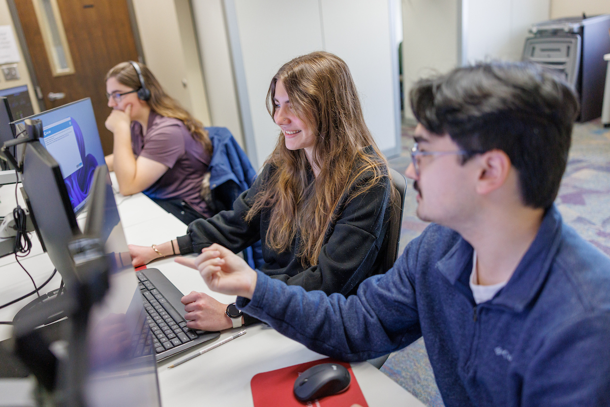 UofAlabama's tweet image. #Bama students are gaining experience in the cybersecurity industry without ever leaving campus! 😱 8 students are working alongside @OITatUA &amp;amp; @TekStreaming analysts to fight cyber threats to campus. Keep reading to learn more:  go.ua.edu/46wx7DN