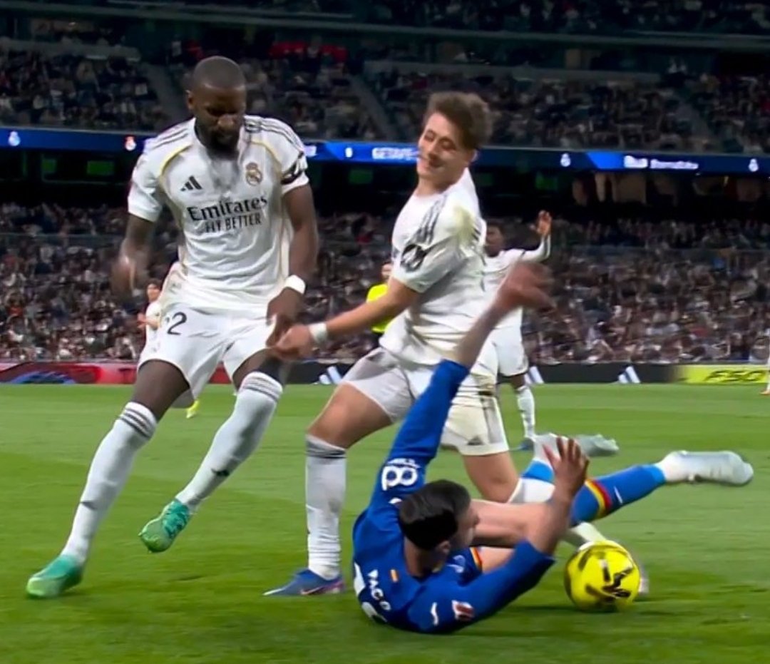 Llourinho's tweet photo. Que loco Rudiger que gracioso es agrediendo rivales. Seguid riéndole las gracias al loco de Rudiger 🤪😁 https://t.co/JJbfnFb2Lr