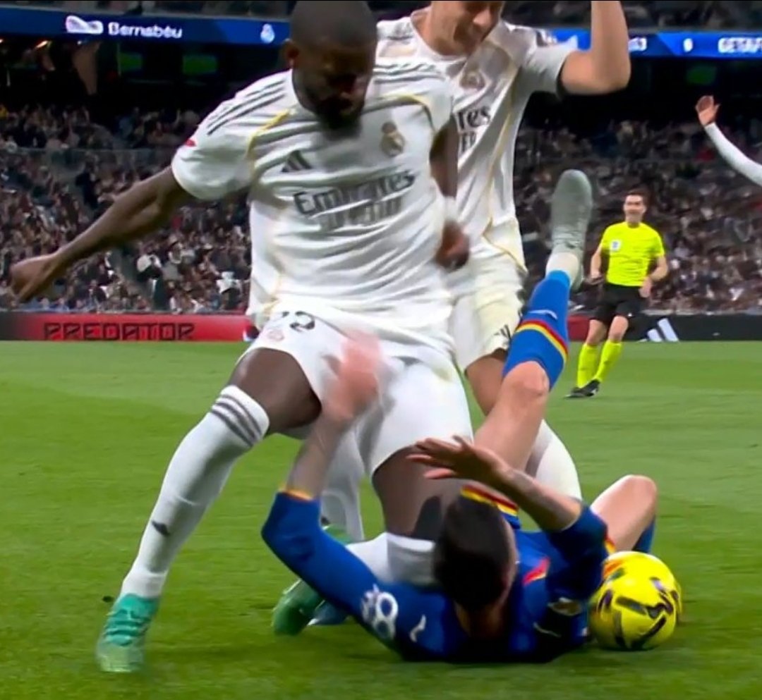 Llourinho's tweet photo. Que loco Rudiger que gracioso es agrediendo rivales. Seguid riéndole las gracias al loco de Rudiger 🤪😁 https://t.co/JJbfnFb2Lr