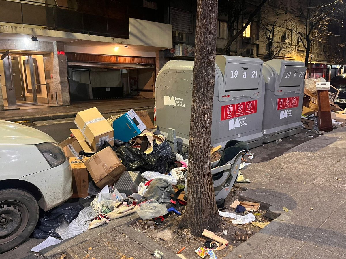 delfivelazquez's tweet photo. Habló del desafío de tener la Ciudad más limpia pero no mencionó a recuperadores urbanos y menos a la ley de Basura Cero, que no se cumple. ¿Negacionismo ambiental o continúa priorizando el negocio por sobre la planificación y el trabajo? Ambas son correctas. https://t.co/FetLsCrUMN