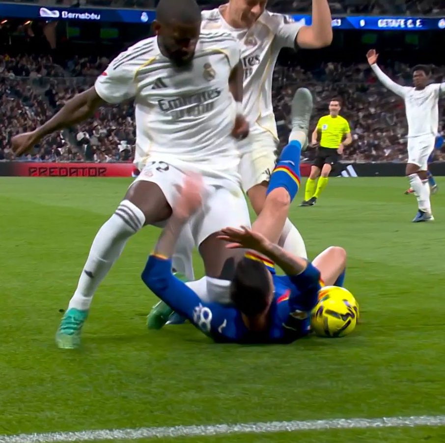 Es que es descarado como Rudiger no le pierde la mirada a Rico para ir a por él con la rodilla.