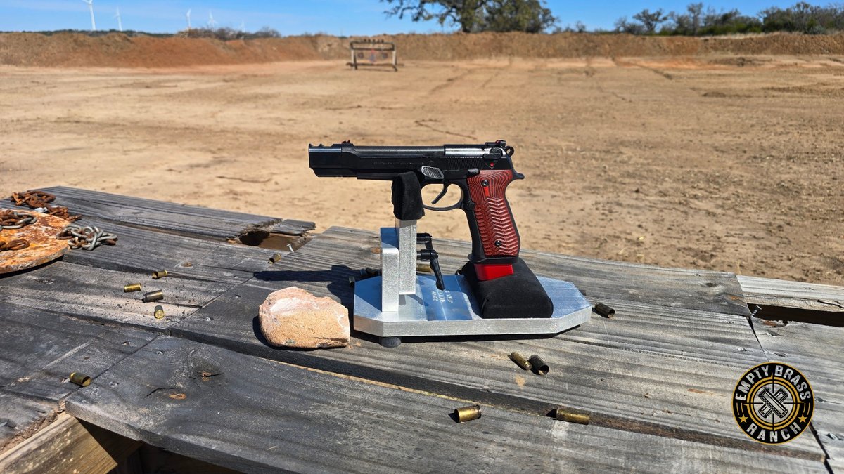 EmptyBrassRanch's tweet photo. RANSOM REST! The ultimate LIE DETECTOR! Proving mechanical accuracy in the TEXAS WIND! 

When testing your own loads or glass, what types of rests do you use? Sandbags? LEAD SLED? Something else?

What works for you? https://t.co/Mp4lgEZS3r