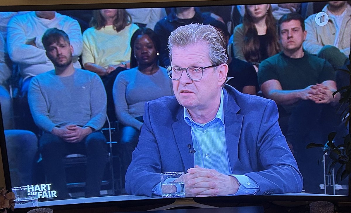 Er lehnt den Angriff auf den Iran ab und meint, mit Sanktionen könnte man auch viel erreichen- und wird zum Glück von Isabel Schayani rund gemacht. Ralf Stegner immer auf der falschen Seite, wie auch schon im Ukrainekrieg.