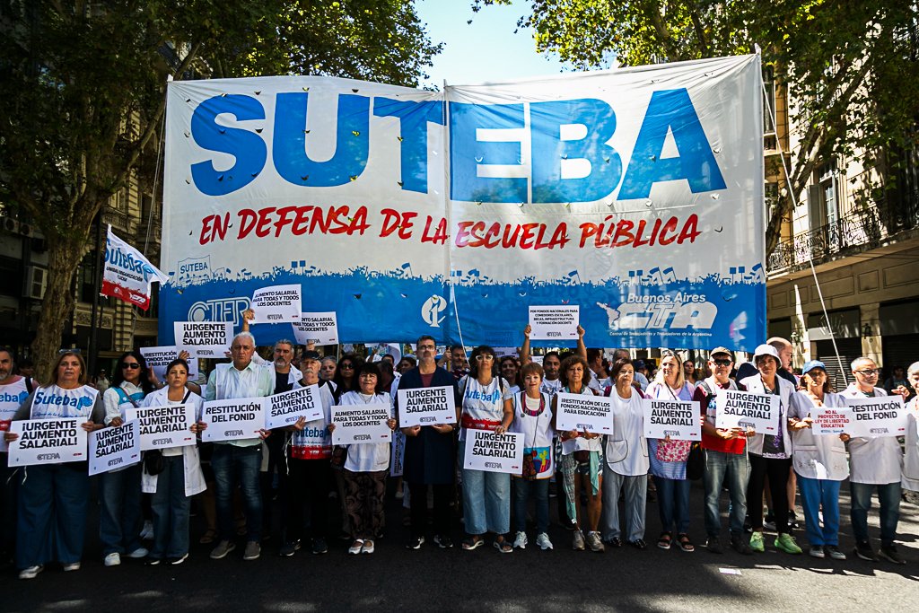En el marco del paro nacional convocado por CTERA, con altísimo acatamiento, el SUTEBA fue protagonista de la multitudinaria marcha del Cabildo al Congreso, junto a sindicatos de base de CTERA, AMET y SADOP.

Miles de Trabajadorxs de la Educación provenientes de numerosos