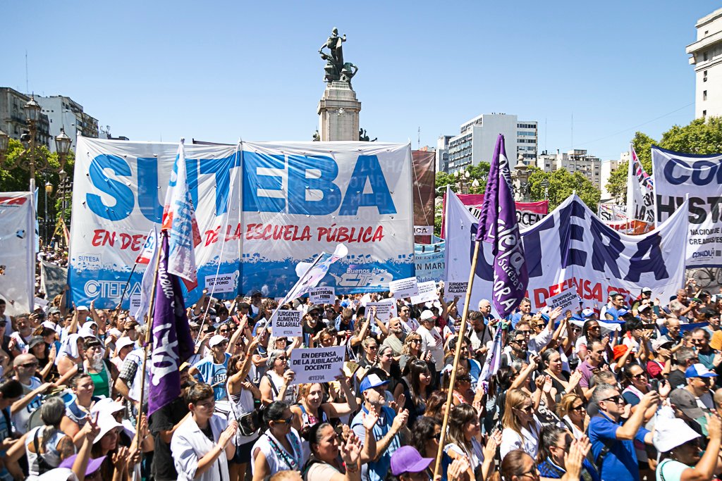 SUTEBAProvincia's tweet photo. En el marco del paro nacional convocado por CTERA, con altísimo acatamiento, el SUTEBA fue protagonista de la multitudinaria marcha del Cabildo al Congreso, junto a sindicatos de base de CTERA, AMET y SADOP.

Miles de Trabajadorxs de la Educación provenientes de numerosos distritos de la Provincia nutrieron la compacta columna del SUTEBA, movilizándose para expresar el rechazo al ajuste del Gobierno Nacional y exigir una Paritaria Nacional Docente que respete los derechos de lxs Trabajadorxs de la Educación, la restitución del FONID y mayor Presupuesto Educativo. 

¡UNIDAD, ORGANIZACIÓN Y LUCHA EN DEFENSA DE LA EDUCACIÓN PÚBLICA!
