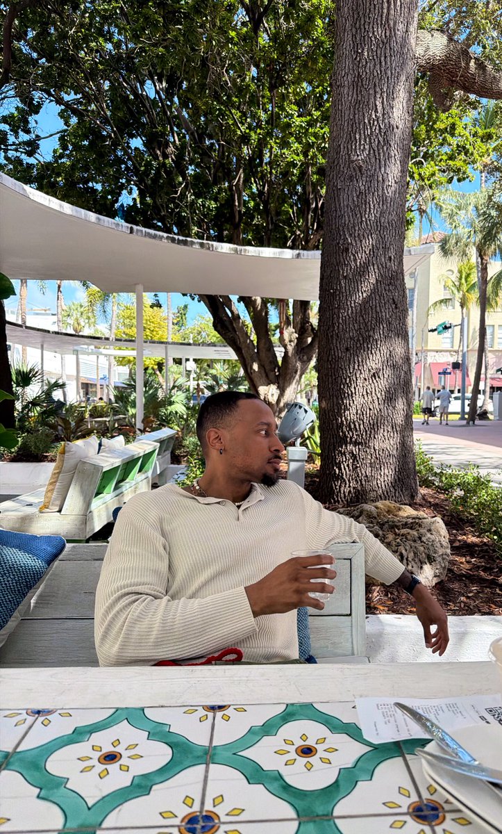 Chrissssjohnson's tweet photo. Needing nothing attracts everything 🌴 https://t.co/VqdYgpSXW8