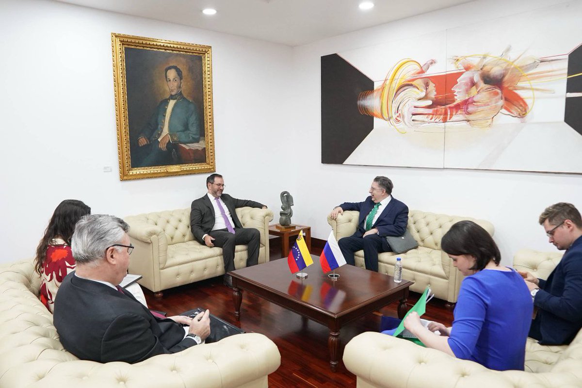 DaniAlex0's tweet photo. 🇻🇪🇷🇺 Fortalecemos la alianza estratégica entre Venezuela y Rusia. El Canciller @yvangil sostuvo un encuentro con Alexander Shchetinin (Cancillería rusa) para revisar avances en cooperación bilateral.
​Avanzamos con paso firme hacia la consolidación de un mundo multipolar. 🌎🤝 https://t.co/eAhYJErevu