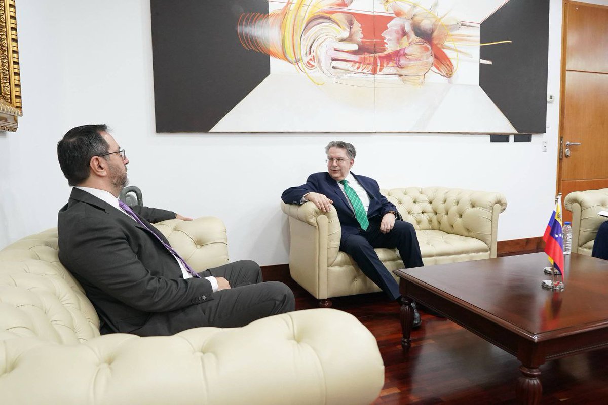 DaniAlex0's tweet photo. 🇻🇪🇷🇺 Fortalecemos la alianza estratégica entre Venezuela y Rusia. El Canciller @yvangil sostuvo un encuentro con Alexander Shchetinin (Cancillería rusa) para revisar avances en cooperación bilateral.
​Avanzamos con paso firme hacia la consolidación de un mundo multipolar. 🌎🤝 https://t.co/eAhYJErevu